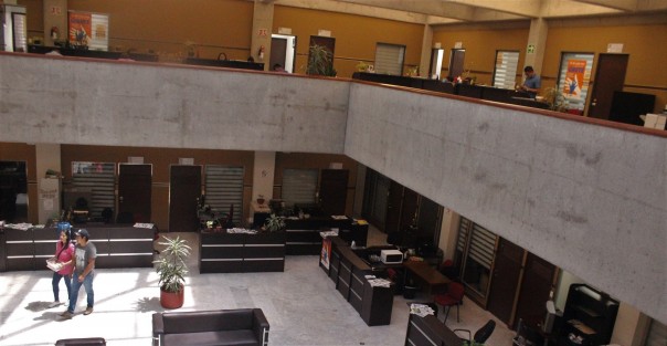 Aunque supuestamente lunes y martes son días hábiles, las oficinas del Palacio Legislativo se ven vacías.  
