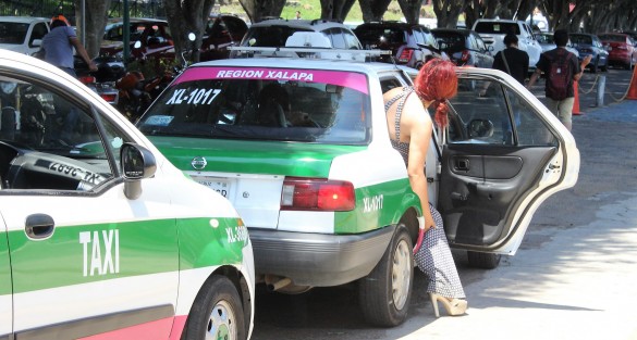 Ex diputados locales vuelven a ser simples mortales, y hasta en taxi viajan. 