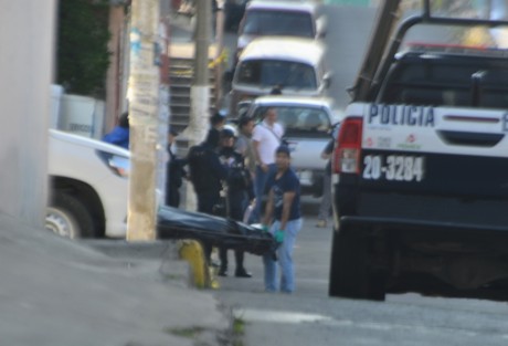 Una persona del sexo masculino fue ejecutada esta mañana en Xalapa, al salir de su domicilio en la calle Encanto, a la altura de la calle Coyoacán, cerca del Congreso del Estado. 