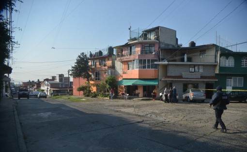 Una persona del sexo masculino fue ejecutada esta mañana en Xalapa, al salir de su domicilio en la calle Encanto, a la altura de la calle Coyoacán, cerca del Congreso del Estado. 