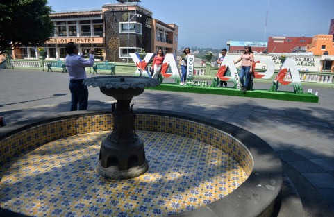 Con jardineras sin flores, fuentes sin agua de fondo, ya fueron colocadas unas letras de Xalapa donde autoridades municipales  quieren que los miles de turistas se tomen la foto de recuerdo de la ciudad de las Flores.