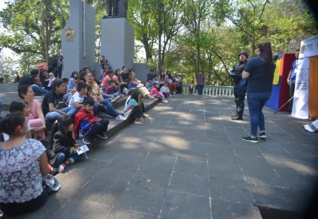 Con policías vestidos de payasos o payasos vestidos de policía, personal de la SSP intenta explicarles a los niños  cómo utilizar el número 911 y algunas formas de cuidarse en la escuela y la ciudad.  