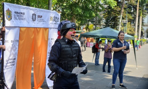 Con policías vestidos de payasos o payasos vestidos de policía, personal de la SSP intenta explicarles a los niños  cómo utilizar el número 911 y algunas formas de cuidarse en la escuela y la ciudad.  