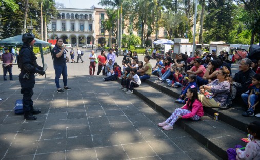 Con policías vestidos de payasos o payasos vestidos de policía, personal de la SSP intenta explicarles a los niños  cómo utilizar el número 911 y algunas formas de cuidarse en la escuela y la ciudad.  