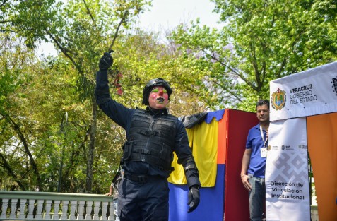 Con policías vestidos de payasos o payasos vestidos de policía, personal de la SSP intenta explicarles a los niños  cómo utilizar el número 911 y algunas formas de cuidarse en la escuela y la ciudad.  