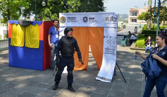 Con policías vestidos de payasos o payasos vestidos de policía, personal de la SSP intenta explicarles a los niños  cómo utilizar el número 911 y algunas formas de cuidarse en la escuela y la ciudad.  