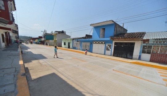 Con una inversión de casi tres millones de pesos, este martes el alcalde de Teocelo, Mario Chama Díaz, inauguró la pavimentación, rehabilitación de drenaje sanitario y agua potable en la calle Independencia Poniente, en la colonia Centro.