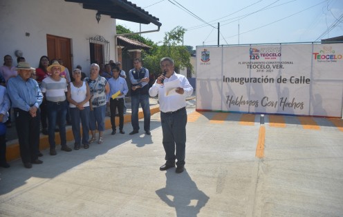 Con una inversión de casi tres millones de pesos, este martes el alcalde de Teocelo, Mario Chama Díaz, inauguró la pavimentación, rehabilitación de drenaje sanitario y agua potable en la calle Independencia Poniente, en la colonia Centro.