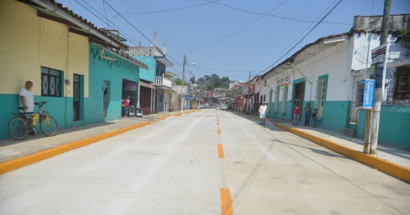 Son mil 821 metros cuadrados de pavimento con concreto de 18 centímetros de espesor, más la construcción de 207 metros lineales de drenaje, así como de registros, tomas domiciliarias y 40 metros cuadrados de banqueta.  