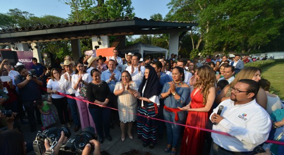 El alcalde de Coatepec, Enrique Fernández; la secretaria  de Turismo, Xóchitl Arbesú; y munícipes metropolitanos inauguraron la feria internacional de la Orquídea en salón Texin.