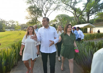 El alcalde de Coatepec, Enrique Fernández; la secretaria  de Turismo, Xóchitl Arbesú; y munícipes metropolitanos inauguraron la feria internacional de la Orquídea en salón Texin.