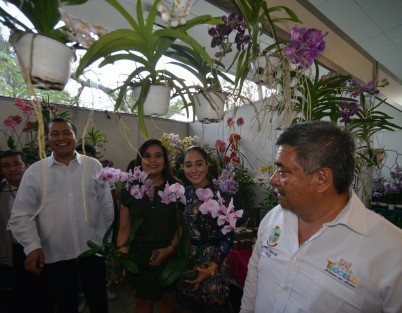 El alcalde de Teocelo, Mario A. Chama Villa, en compañía de su homólogo de Coatepec, Enrique Fernández, así como la directora del DIF municipal, Mara Chama Villa recorrieron varios Stands de flores.