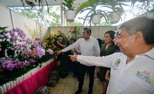 El alcalde de Teocelo, Mario A. Chama Villa, en compañía de su homólogo de Coatepec, Enrique Fernández, así como la directora del DIF municipal, Mara Chama Villa recorrieron varios Stands de flores.