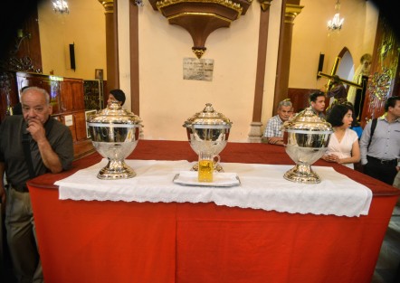 Los Santos óleos que se usarán para todos los sacramentos que se impartirán en la Diócesis de Xalapa, son bendecidos durante esta celebración de la misa de los santos óleos.
