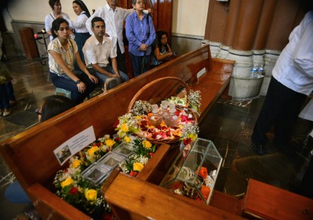 Los Santos óleos que se usarán para todos los sacramentos que se impartirán en la Diócesis de Xalapa, son bendecidos durante esta celebración de la misa de los santos óleos.