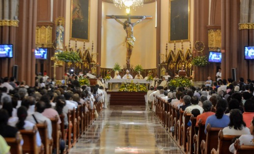 Los Santos óleos que se usarán para todos los sacramentos que se impartirán en la Diócesis de Xalapa, son bendecidos durante esta celebración de la misa de los santos óleos.