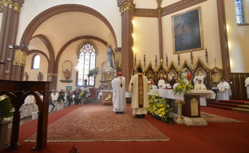 Los Santos óleos que se usarán para todos los sacramentos que se impartirán en la Diócesis de Xalapa, son bendecidos durante esta celebración de la misa de los santos óleos.