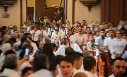 Los Santos óleos que se usarán para todos los sacramentos que se impartirán en la Diócesis de Xalapa, son bendecidos durante esta celebración de la misa de los santos óleos.
