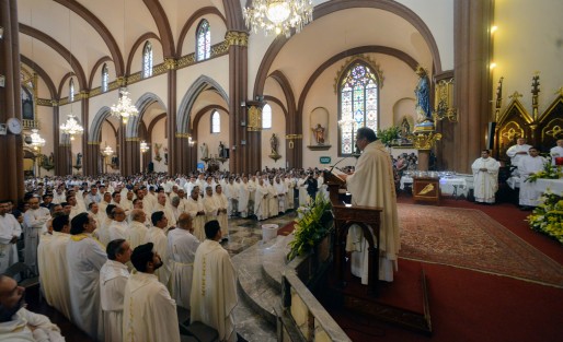 En la misa participan sacerdotes de todas las parroquias de la arquidiócesis.