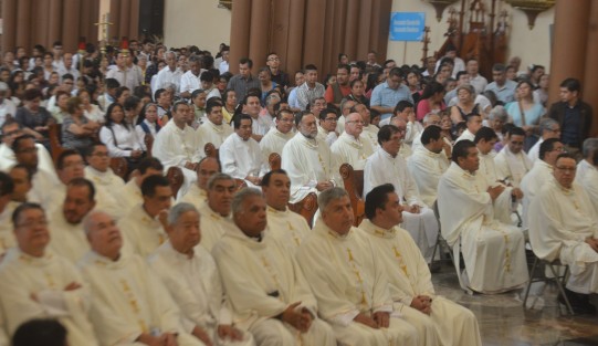 En la misa participan sacerdotes de todas las parroquias de la arquidiócesis.