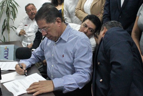 Por su parte, el diputado Pozos Castro dijo que se toarán acciones en las comisiones correspondientes. 