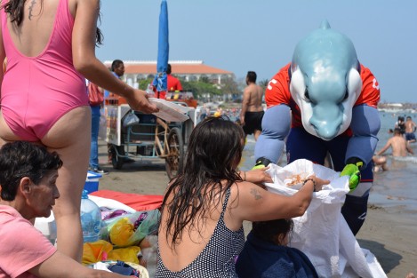 Este jueves santo, bajo la campaña nacional <em>Limpiemos nuestro México</em>, la mascota del equipo Tiburones Rojos y <em>Monty</em>, de los Rayados de Monterrey, se dieron cita en la playa Villa del Mar en el puerto Jarocho, para recoger basura y así ayudar al medio ambiente, y de esta manera dar un mensaje a los niños sobre el cuidado a las playas.  