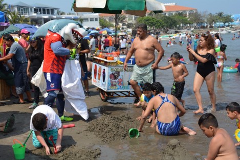 Este jueves santo, bajo la campaña nacional <em>Limpiemos nuestro México</em>, la mascota del equipo Tiburones Rojos y <em>Monty</em>, de los Rayados de Monterrey, se dieron cita en la playa Villa del Mar en el puerto Jarocho, para recoger basura y así ayudar al medio ambiente, y de esta manera dar un mensaje a los niños sobre el cuidado a las playas.  