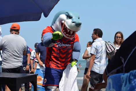 Este jueves santo, bajo la campaña nacional <em>Limpiemos nuestro México</em>, la mascota del equipo Tiburones Rojos y <em>Monty</em>, de los Rayados de Monterrey, se dieron cita en la playa Villa del Mar en el puerto Jarocho, para recoger basura y así ayudar al medio ambiente, y de esta manera dar un mensaje a los niños sobre el cuidado a las playas.  