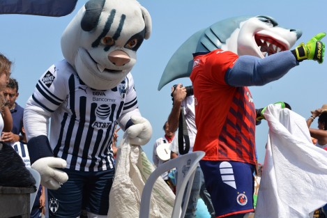 Este jueves santo, bajo la campaña nacional <em>Limpiemos nuestro México</em>, la mascota del equipo Tiburones Rojos y <em>Monty</em>, de los Rayados de Monterrey, se dieron cita en la playa Villa del Mar en el puerto Jarocho, para recoger basura y así ayudar al medio ambiente, y de esta manera dar un mensaje a los niños sobre el cuidado a las playas.  