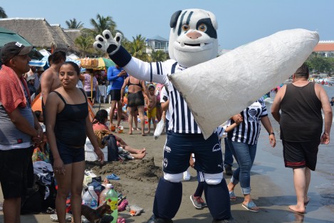 Este acto se realizó  previo al partido de fútbol entre Veracruz y Monterrey a efectuarse el viernes a las 8pm. 