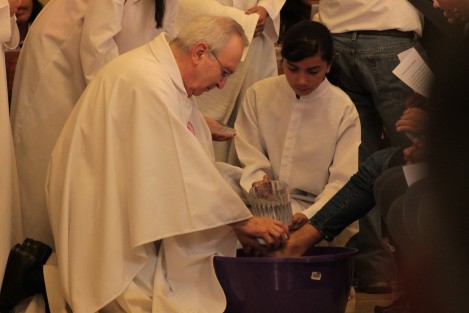Mientras muchos disfrutan en destinos turísticos, católicos practicantes los hacen en los templos, recordando este jueves Santo la instauración de la eucaristía y con el lavatorio de pies, el mandato de Jesús de servir a los hermanos. 