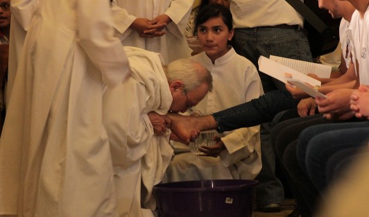 Mientras muchos disfrutan en destinos turísticos, católicos practicantes los hacen en los templos, recordando este jueves Santo la instauración de la eucaristía y con el lavatorio de pies, el mandato de Jesús de servir a los hermanos. 