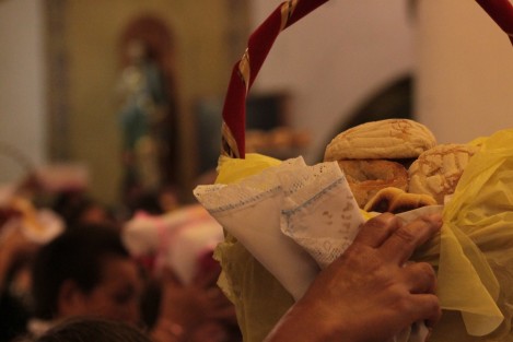 Otra de las tradiciones del Jueves Santo, es la bendición de panes, para que aquellos que por algún motivo no puedan comulgar, recuerden con él, que Jesucristo se entregó por la salvación de todos. 