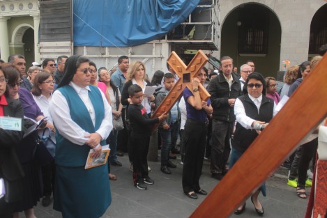 Vía Crucis recorrieron las calles de Xalapa, recordando el camino de Jesús hacia su crucifixión. Pese a la disminución de creyentes católicos practicantes, esta tradición se mantiene. 