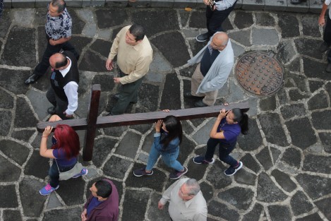 Vía Crucis recorrieron las calles de Xalapa, recordando el camino de Jesús hacia su crucifixión. Pese a la disminución de creyentes católicos practicantes, esta tradición se mantiene. 