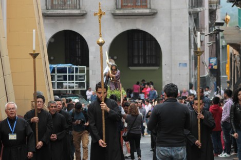 Vía Crucis recorrieron las calles de Xalapa, recordando el camino de Jesús hacia su crucifixión. Pese a la disminución de creyentes católicos practicantes, esta tradición se mantiene. 