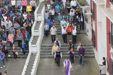 Vía Crucis recorrieron las calles de Xalapa, recordando el camino de Jesús hacia su crucifixión. Pese a la disminución de creyentes católicos practicantes, esta tradición se mantiene. 