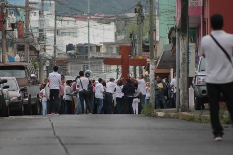 Vía Crucis recorrieron las calles de Xalapa, recordando el camino de Jesús hacia su crucifixión. Pese a la disminución de creyentes católicos practicantes, esta tradición se mantiene. 