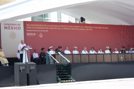 En la Heroica Escuela Naval Militar de Antón Lizardo, el presidente Andrés Manuel López Obrador encabezó la jura de bandera de los cadetes y la conmemoración del 105 aniversario de la defensa del Puerto de Veracruz. 