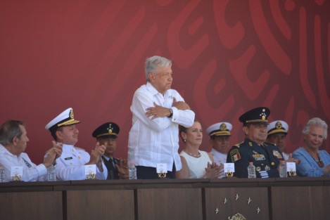 En la Heroica Escuela Naval Militar de Antón Lizardo, el presidente Andrés Manuel López Obrador encabezó la jura de bandera de los cadetes y la conmemoración del 105 aniversario de la defensa del Puerto de Veracruz. 