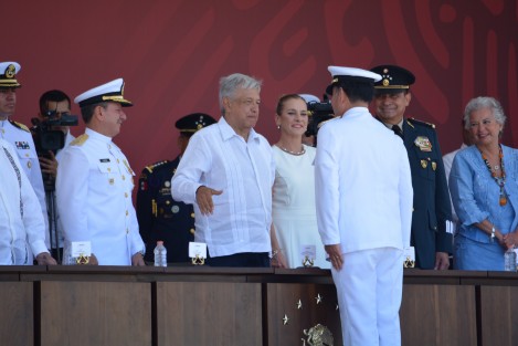 En la Heroica Escuela Naval Militar de Antón Lizardo, el presidente Andrés Manuel López Obrador encabezó la jura de bandera de los cadetes y la conmemoración del 105 aniversario de la defensa del Puerto de Veracruz. 