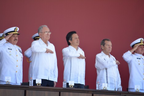 En la Heroica Escuela Naval Militar de Antón Lizardo, el presidente Andrés Manuel López Obrador encabezó la jura de bandera de los cadetes y la conmemoración del 105 aniversario de la defensa del Puerto de Veracruz. 