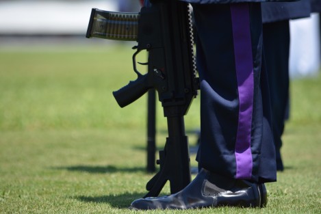 Alentados por el comodoro José Azueta, quien al llegar al recinto naval les gritó: <em> A las armas Muchachos</em>, se enfrentaron a los invasores, sumándose también personal civil. 