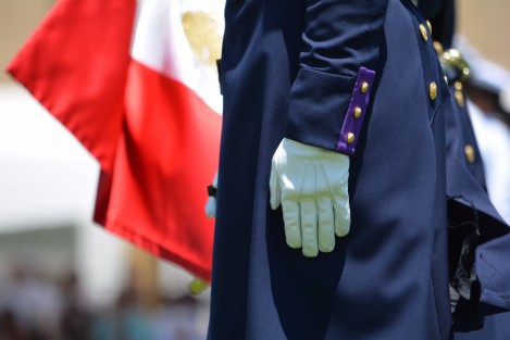 Alentados por el comodoro José Azueta, quien al llegar al recinto naval les gritó: <em> A las armas Muchachos</em>, se enfrentaron a los invasores, sumándose también personal civil. 