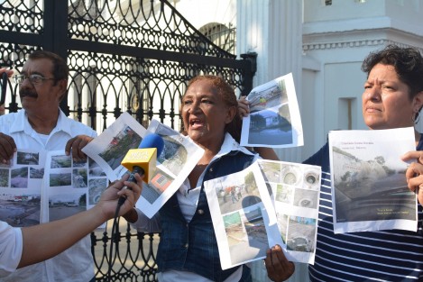 Residentes del fraccionamiento Colinas de Santa Fe  del municipio de Veracruz, aprovecharon la conferencia mañanera del presidente para solicitar su intervención por más de 10 años viviendo en medio de materia fecal por la falta de servicios, ya que aseguran, estas colonias de la zona norte son las más olvidadas.