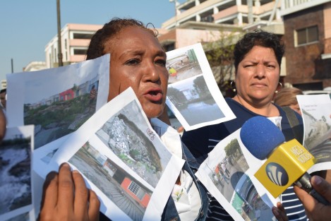 Residentes del fraccionamiento Colinas de Santa Fe  del municipio de Veracruz, aprovecharon la conferencia mañanera del presidente para solicitar su intervención por más de 10 años viviendo en medio de materia fecal por la falta de servicios, ya que aseguran, estas colonias de la zona norte son las más olvidadas.