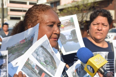 Residentes del fraccionamiento Colinas de Santa Fe  del municipio de Veracruz, aprovecharon la conferencia mañanera del presidente para solicitar su intervención por más de 10 años viviendo en medio de materia fecal por la falta de servicios, ya que aseguran, estas colonias de la zona norte son las más olvidadas.
