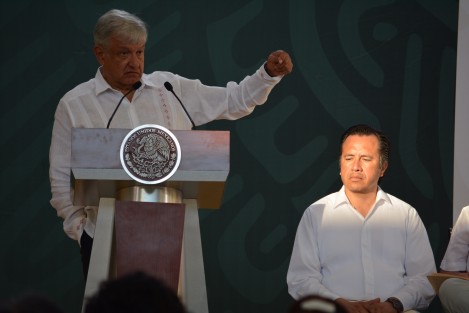 En su conferencia de prensa matutina desde el Museo Naval de Veracruz, el presidente de México, Andrés Manuel López Obrador, dijo que los gobernadores anteriores de Veracruz <em>eran personajes de terror</em> y elogió al actual mandatarioestatal: <em>Cuitláhuac es incapaz de engañar, ... no es de malas entrañas, Cuitláhuac es honrado, vamos de gane</em>. 