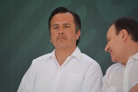 En su conferencia de prensa matutina desde el Museo Naval de Veracruz, el presidente de México, Andrés Manuel López Obrador, dijo que los gobernadores anteriores de Veracruz <em>eran personajes de terror</em> y elogió al actual mandatarioestatal: <em>Cuitláhuac es incapaz de engañar, ... no es de malas entrañas, Cuitláhuac es honrado, vamos de gane</em>. 