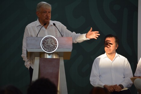A cuestionamiento de los medios sobre un plazo para que disminuya en Veracruz la violencia, el Presidente AMLO dijo que en seis meses a partir de la fecha. 